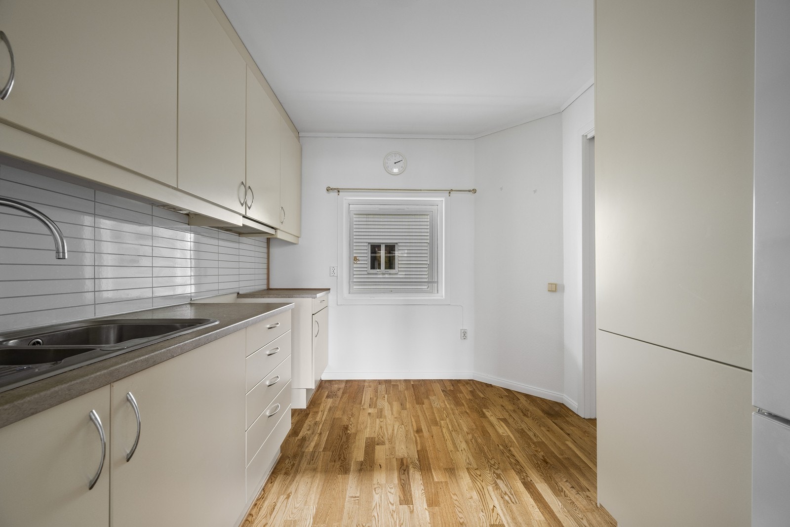 Kjøkken med innredning med lyse fronter. Galleribilde