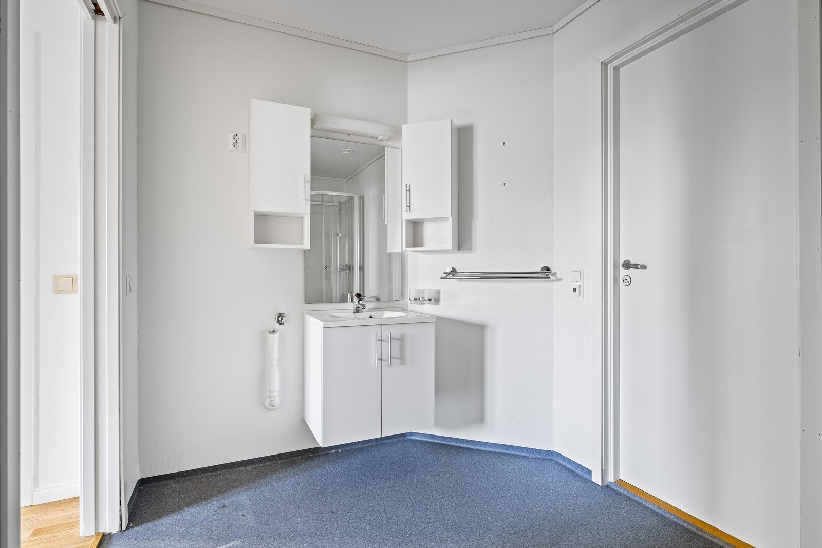 Badet inneholder wc, dusjkabinett, håndvask med skap og speilskap. Opplegg for vaskemaskin. Galleribilde