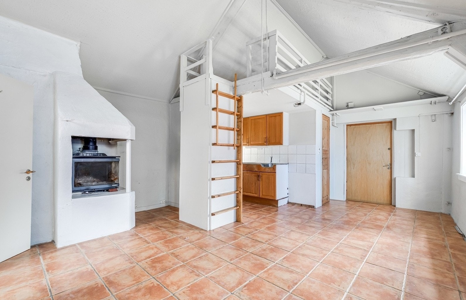 Stue med peis, hens og varme i gulv. Galleribilde