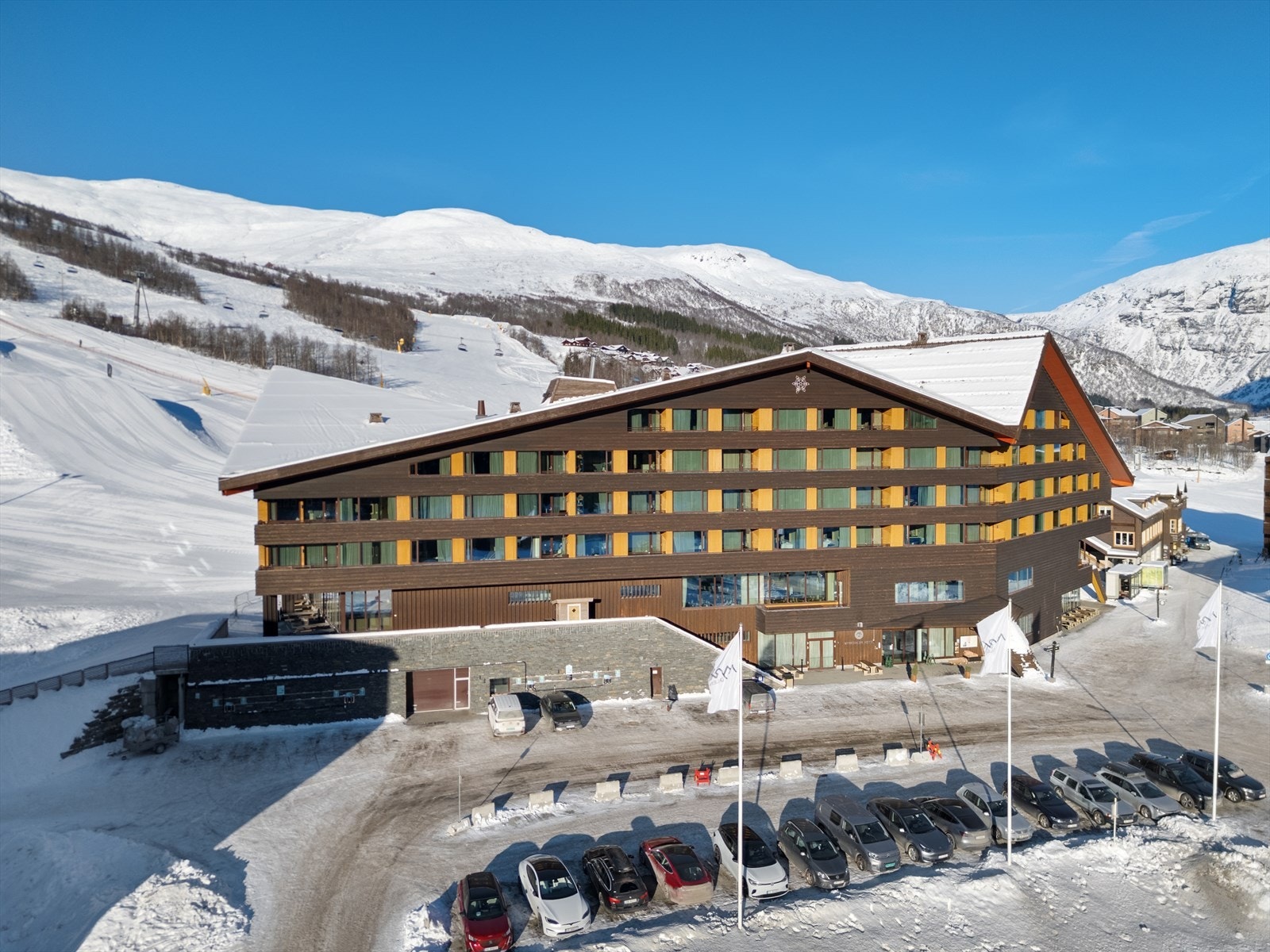 Her får du en leilighet plassert i en frodig og grønn landsby om sommeren og vakre, hvitmalte fjell i ett vinterparadis senere på året. Galleribilde