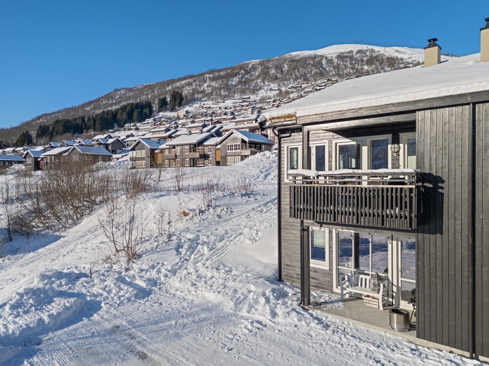 Fritidsboligen passer perfekt for deg som ønsker å kunne nyte naturen rett utenfor døren, om det skulle være lange eller korte turer på ski, til fots eller med sykkel. Galleribilde