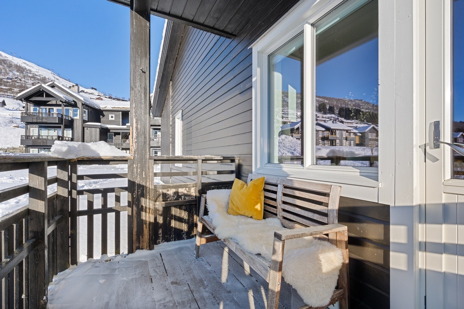 Deler av leiligheten ligger i høy førsteetasje. Galleribilde