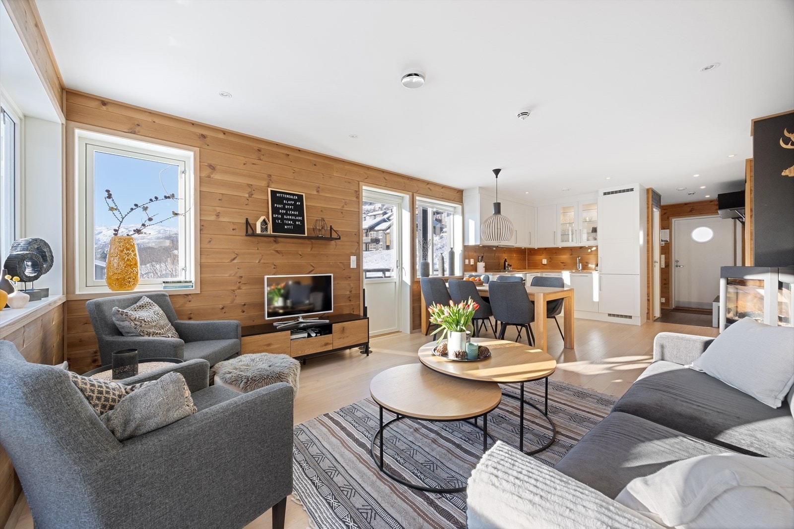 Leiligheten har en åpen og innbydende stue- og kjøkkenløsning som skaper en luftig og sosial atmosfære. Galleribilde