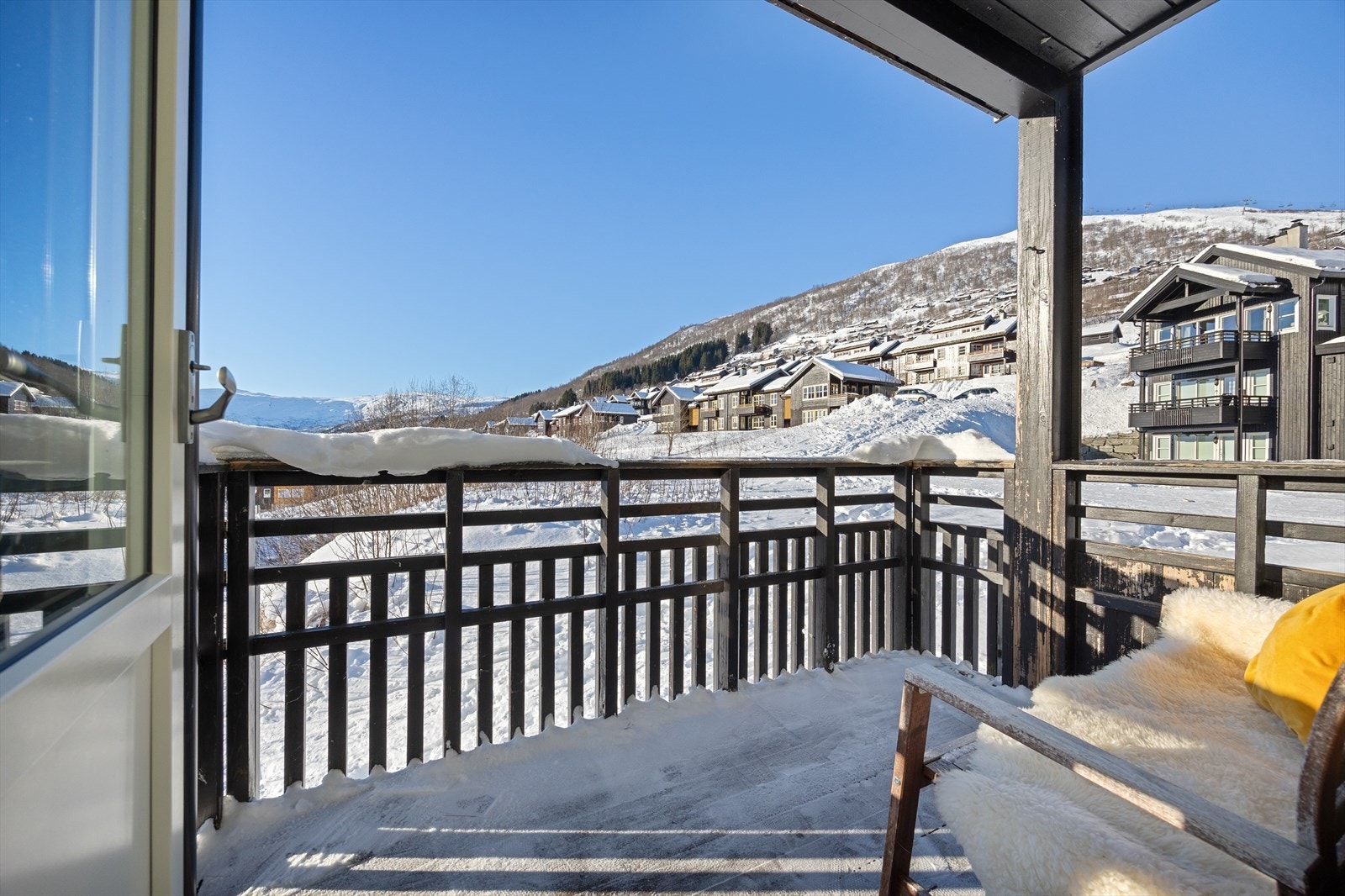 Begge altanene har god plass til utemøbler, grill og hyggelige sittegrupper. Galleribilde