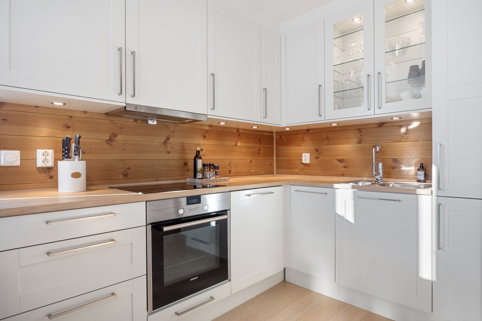 Kjøkkenet er romslig og praktisk utformet for god arbeidsflyt. Galleribilde