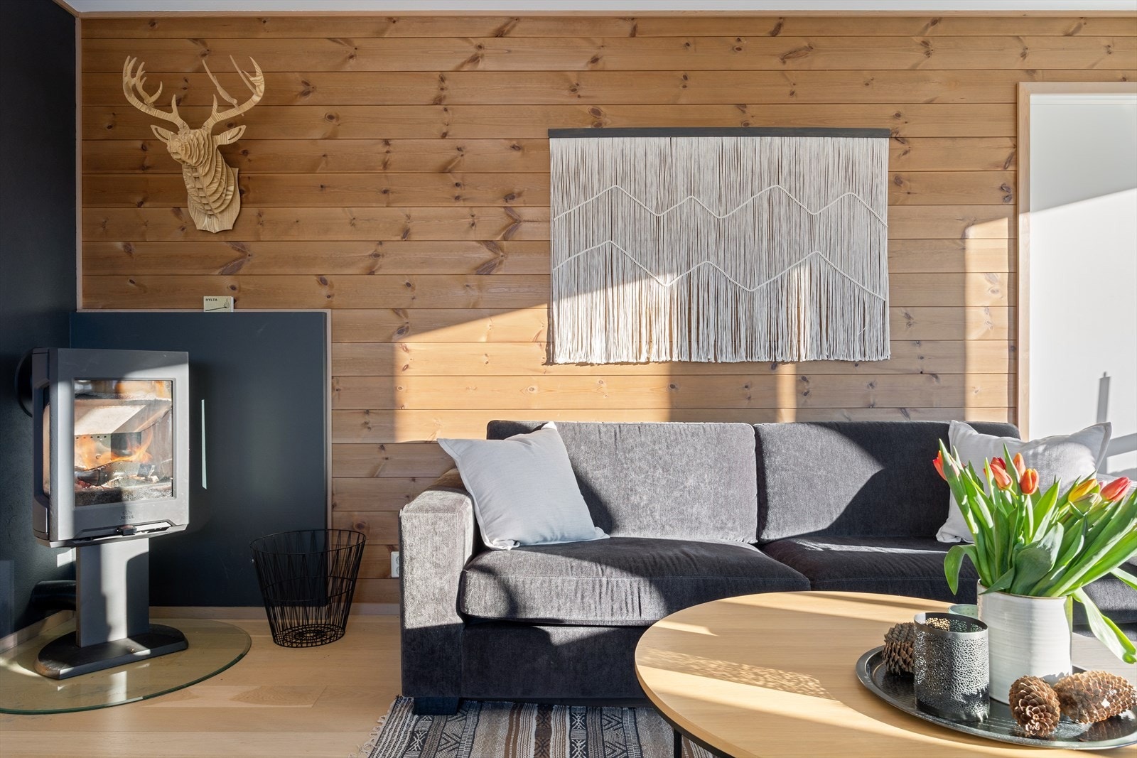 Stuedelen har god plass til romslig sofa, stuebord, TV-møblement og et stort spisebord - perfekt for sosiale sammenkomster. Galleribilde