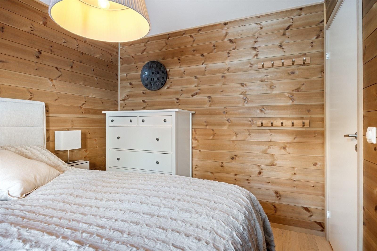 Her er det plass til dobbeltseng og oppbevaring. Galleribilde