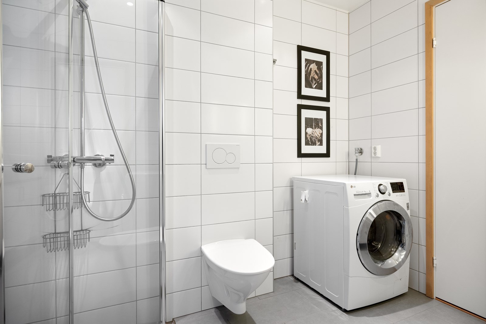 Badet er av god størrelse og fremstår som praktisk og funksjonelt. Galleribilde