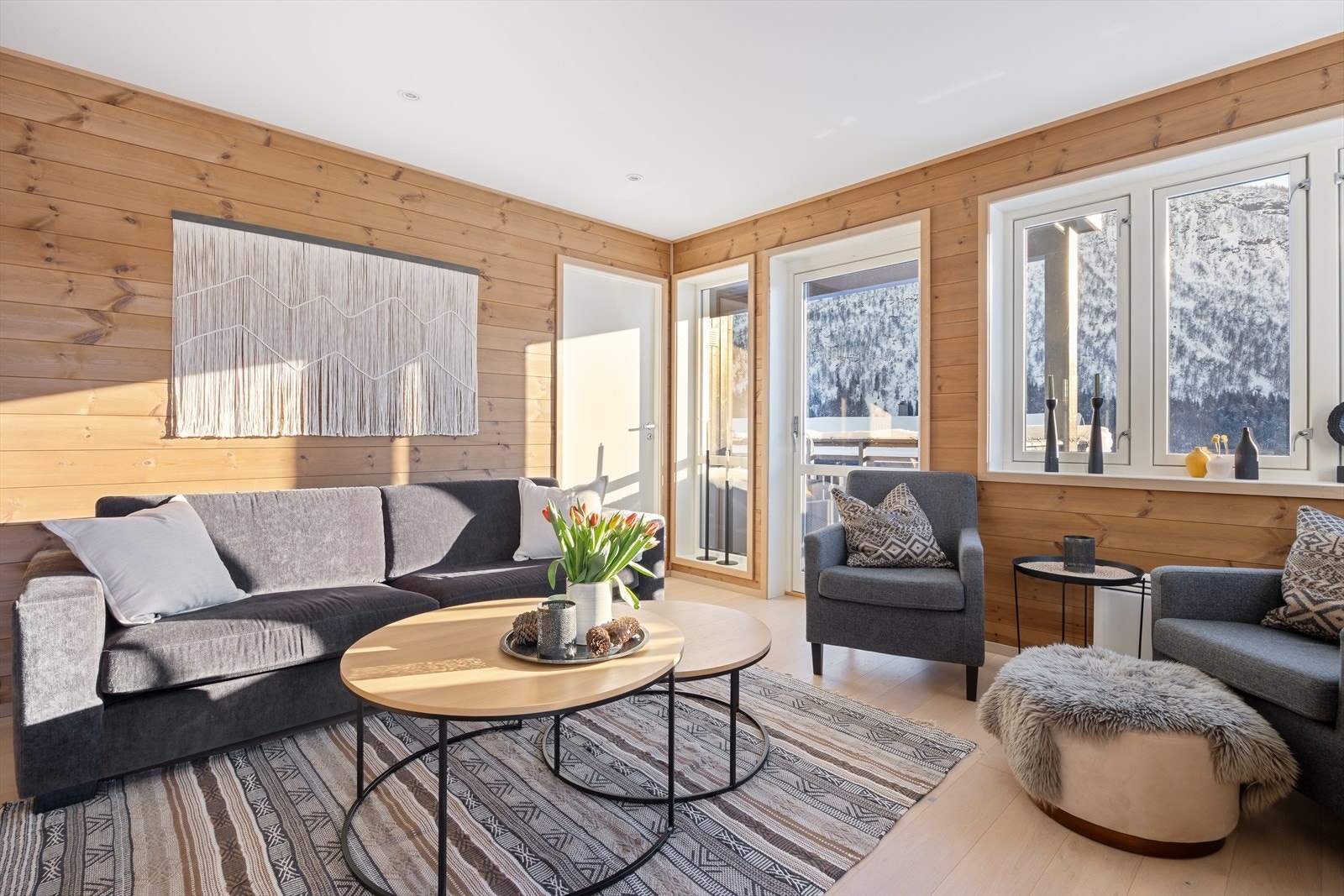 Store vindusflater slipper inn rikelig med naturlig lys og gir en flott utsikt som bidrar til en lys og trivelig romfølelse gjennom hele dagen. Galleribilde