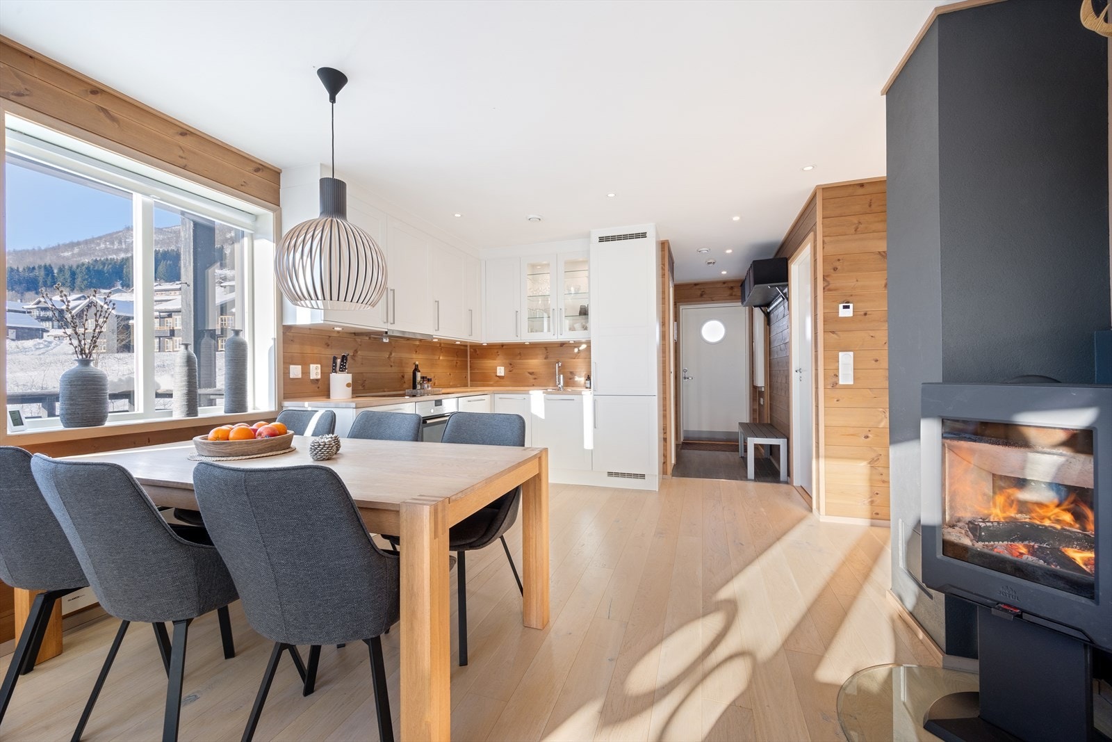 Det er montert downlights i tak som gir et moderne uttrykk og god belysning. Galleribilde