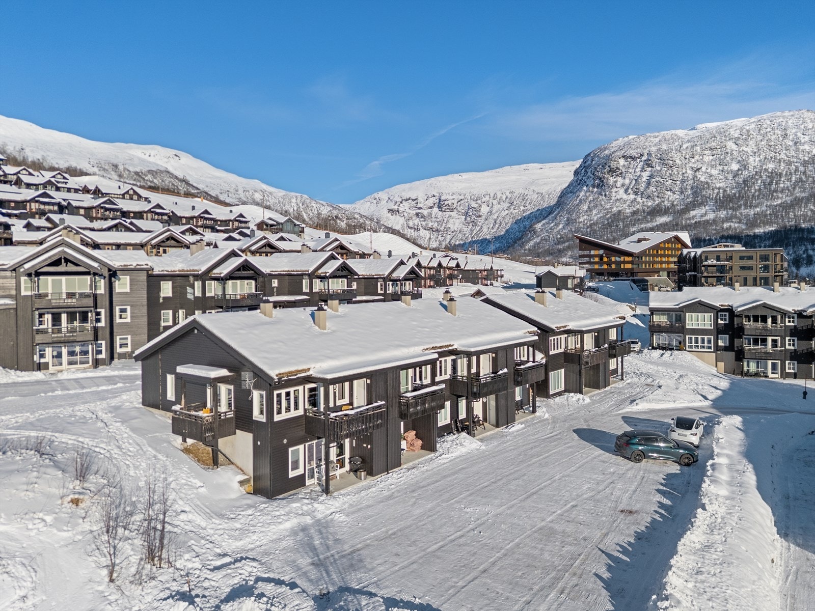 Årmotssteinen 83 har en god beliggenht i naturskjønne omgivelser med utsikt rett mot det majestetiske Svolefjellet på 1094 moh, samt den vakre dalen omringet av hvite fjelltopper. Galleribilde