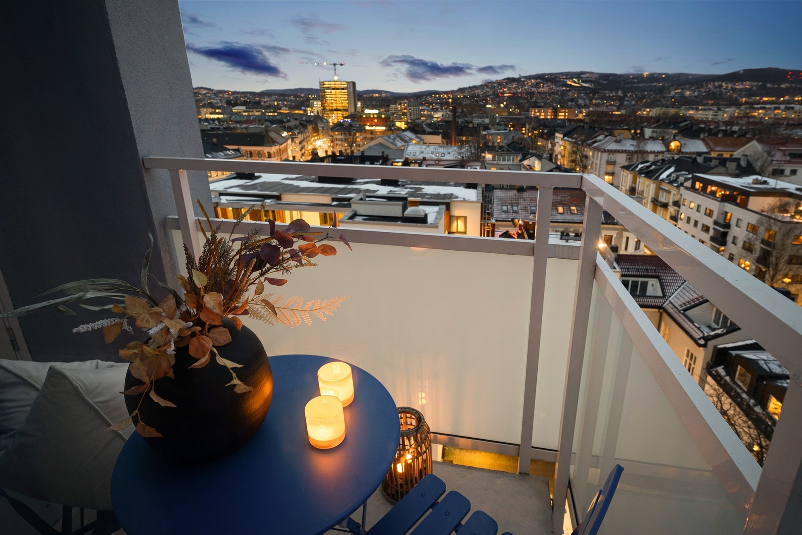 Privat vestvendt balkong med spektakulær utsikt og gode solforhold Galleribilde