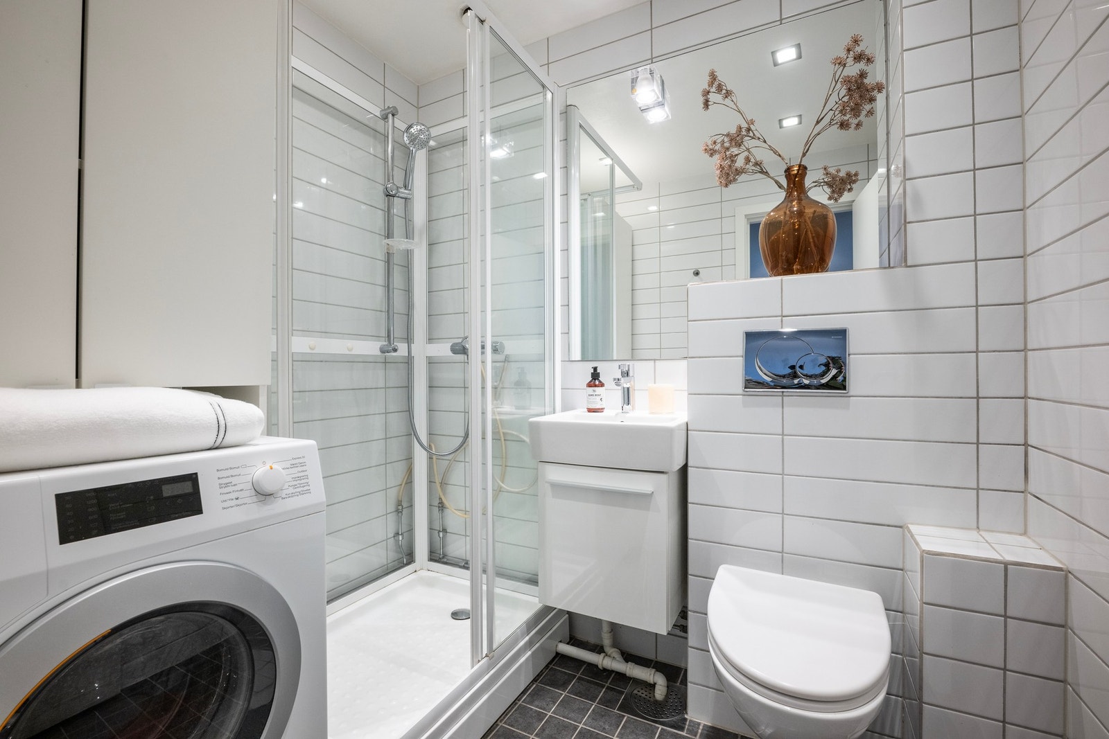 Badet ble rehabilitert i 2011 og har vaskemaskin - Det er fellesvaskeri i bygget i tillegg. Galleribilde