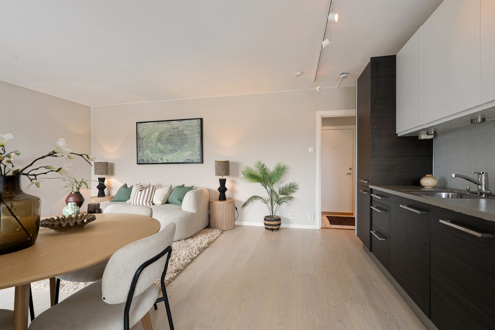 Lys og romslig stue- kjøkkenløsning Galleribilde