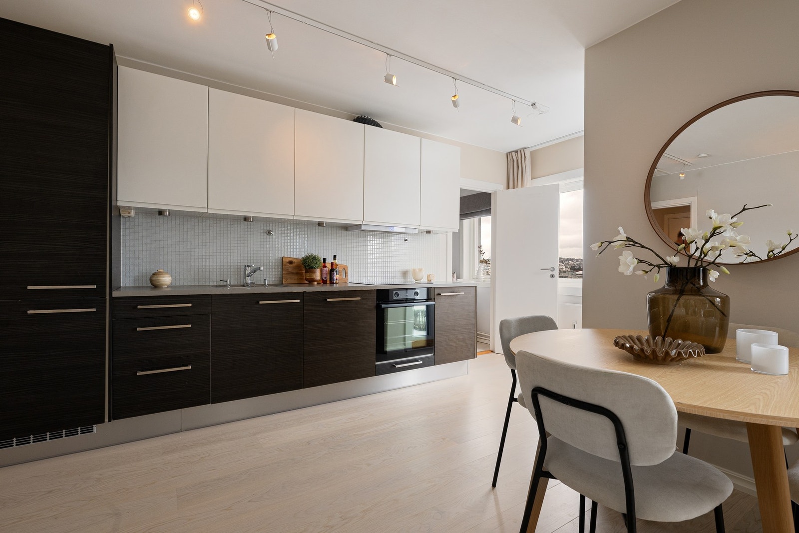 Kjøkkenet ble oppgradert i 2011 med ny innredning med glatte fronter og integrerte hvitevarer Galleribilde