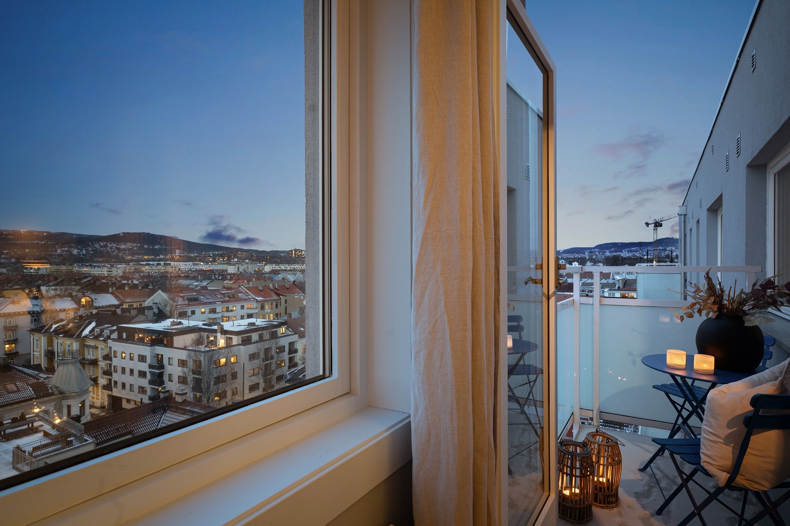 Balkongen er ca. 3 m² og har adkomst fra stue/kjøkken. Galleribilde