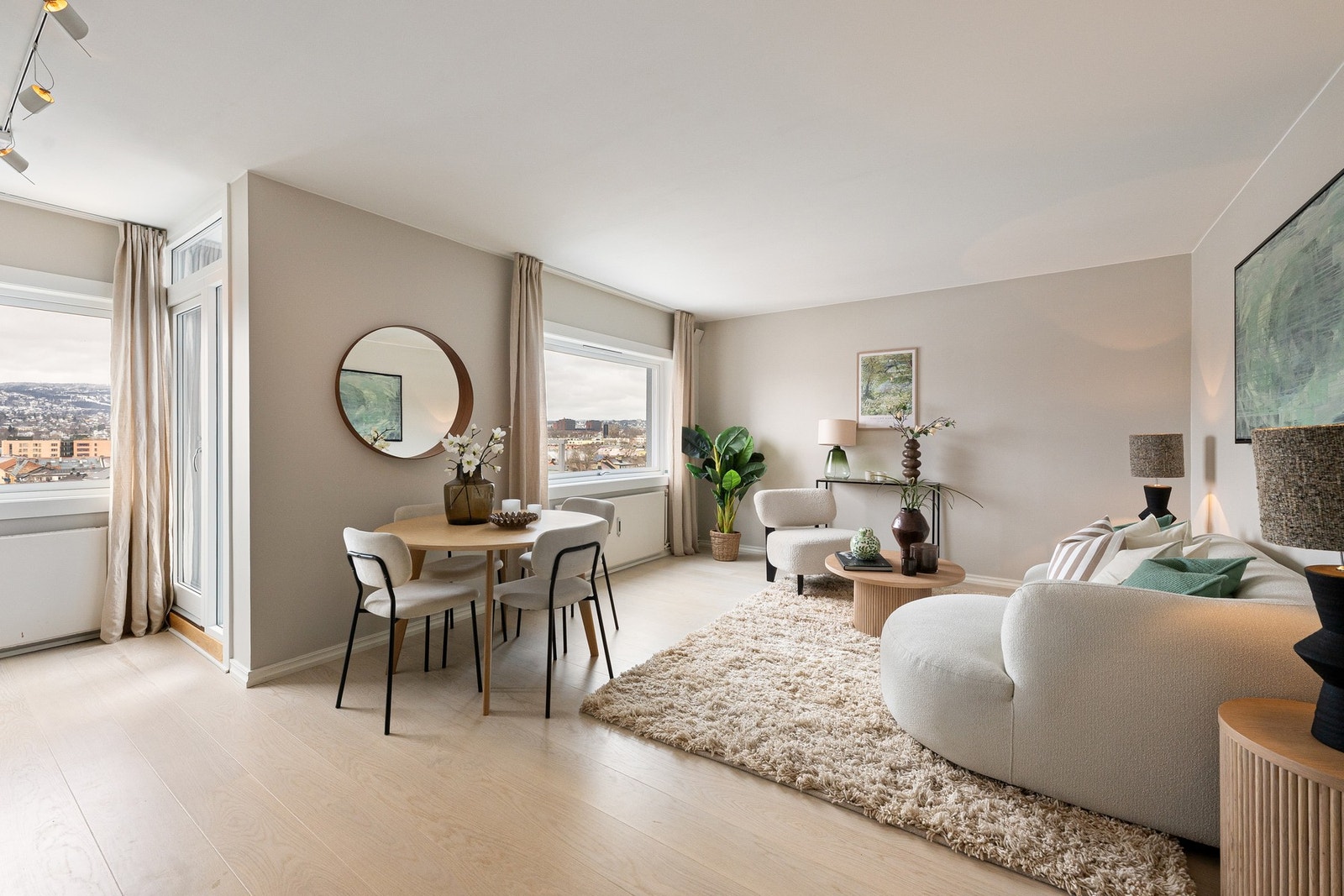 Oppvarming består av gulvvarme på bad og radiatorer på soverom, kjøkken og stue. Galleribilde