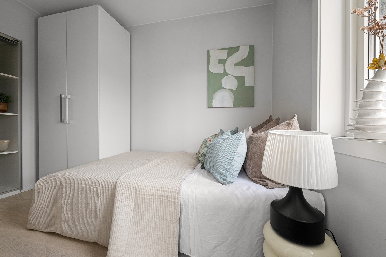 Soverommet har enstavs parkett på gulv og gode oppbevaringsmuligheter med innebygget skyvedørsgarderobe og garderobeskap Galleribilde