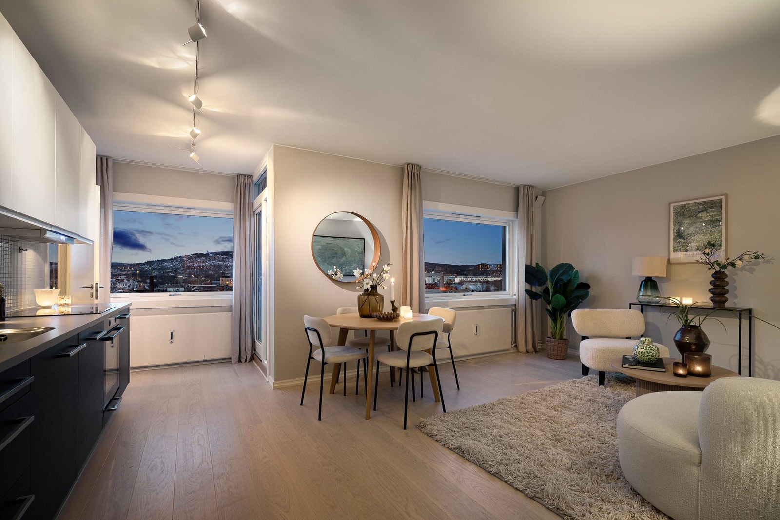 Stue og kjøkken har enstavs parkett på gulv og sparklet og malte veggoverflater. Galleribilde