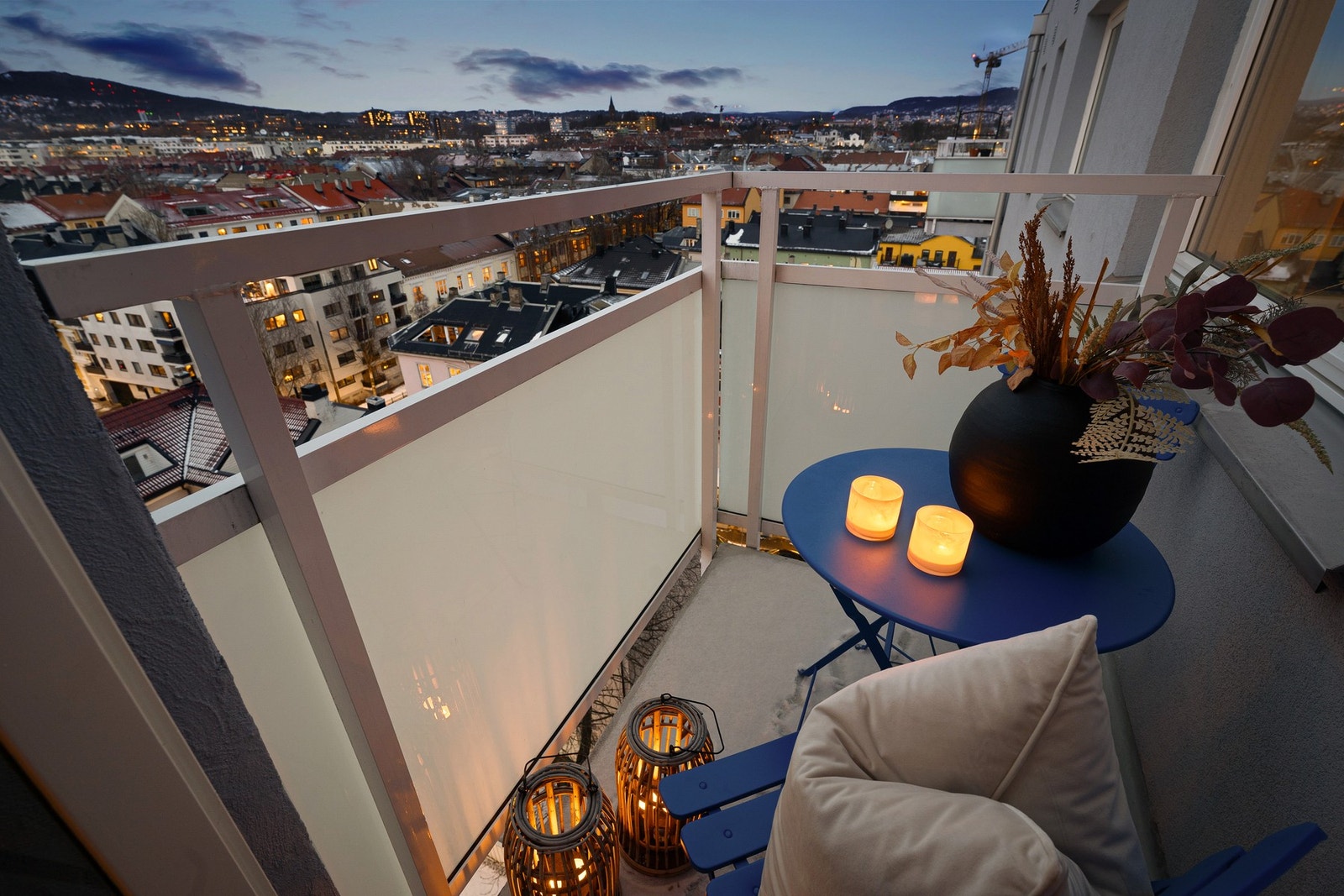 Luftig og attraktiv 2-roms eierseksjon høyt i bygget. Perfekt for deg som vil bo komfortabelt med utsikt og sol. Galleribilde