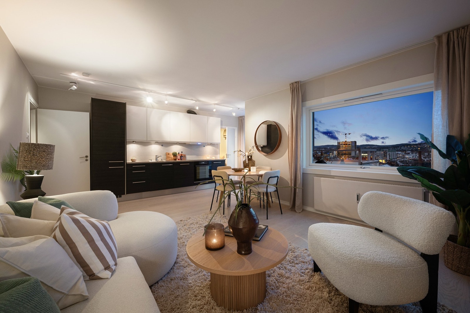 Åpen stue- og kjøkkenløsning med utgang til privat balkong på 3 kvm. Galleribilde