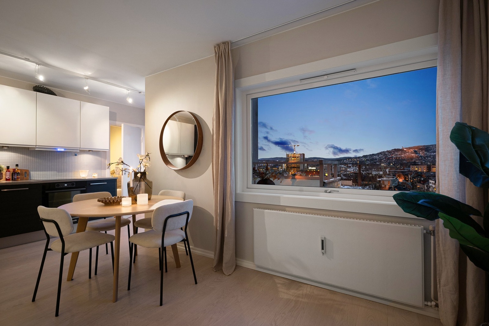 Luftig og attraktiv 2-roms eierseksjon høyt i bygget. Perfekt for deg som vil bo komfortabelt med utsikt og sol. Galleribilde