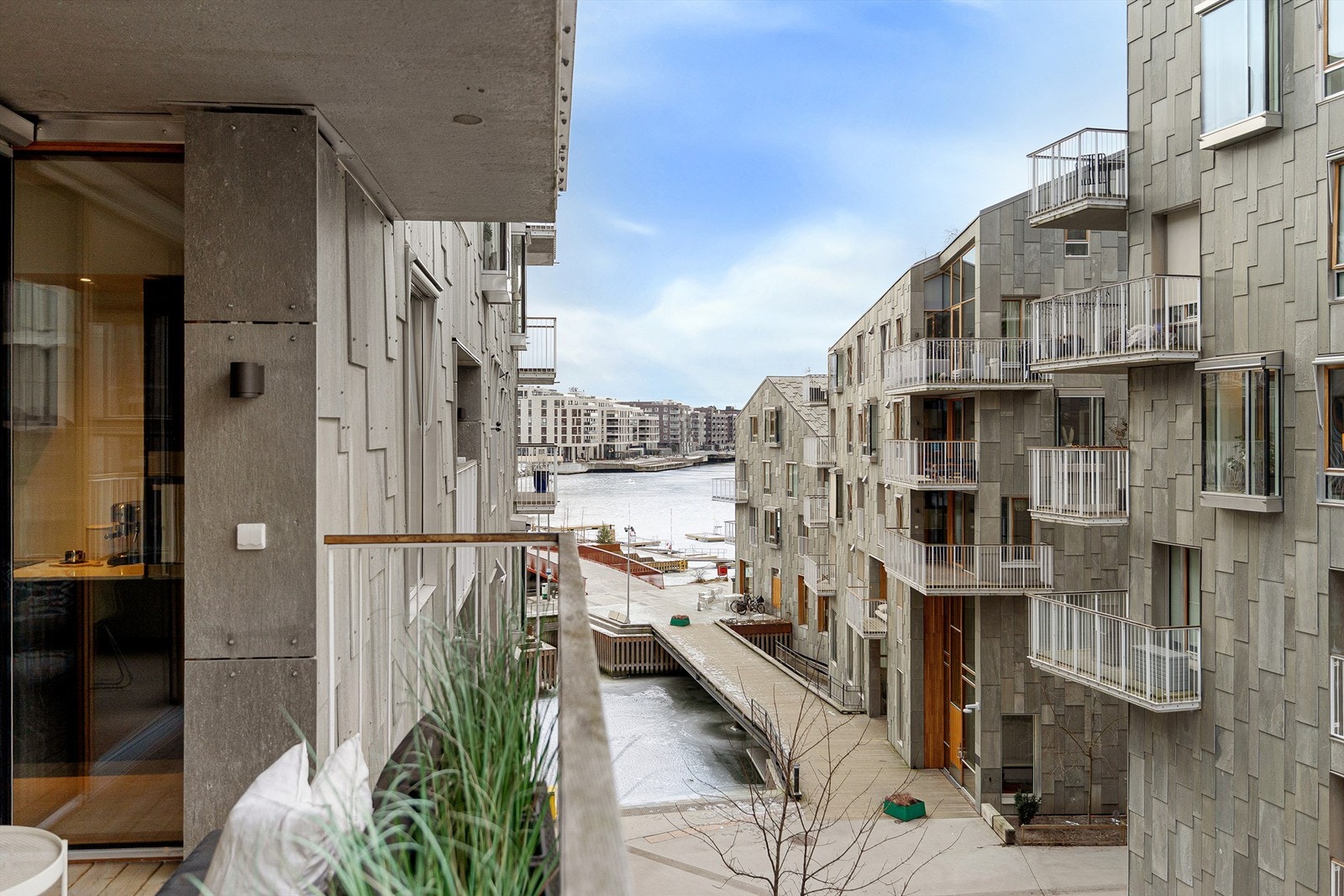 Utsikt ned mot sjøen fra balkongen Galleribilde