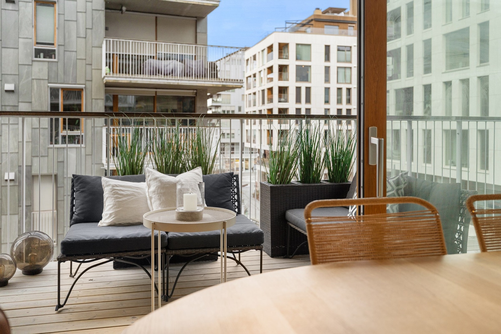 Leilighetens beliggenhet på hjørnet, gir vinduer i to himmelretninger og gode lysforhold. Galleribilde