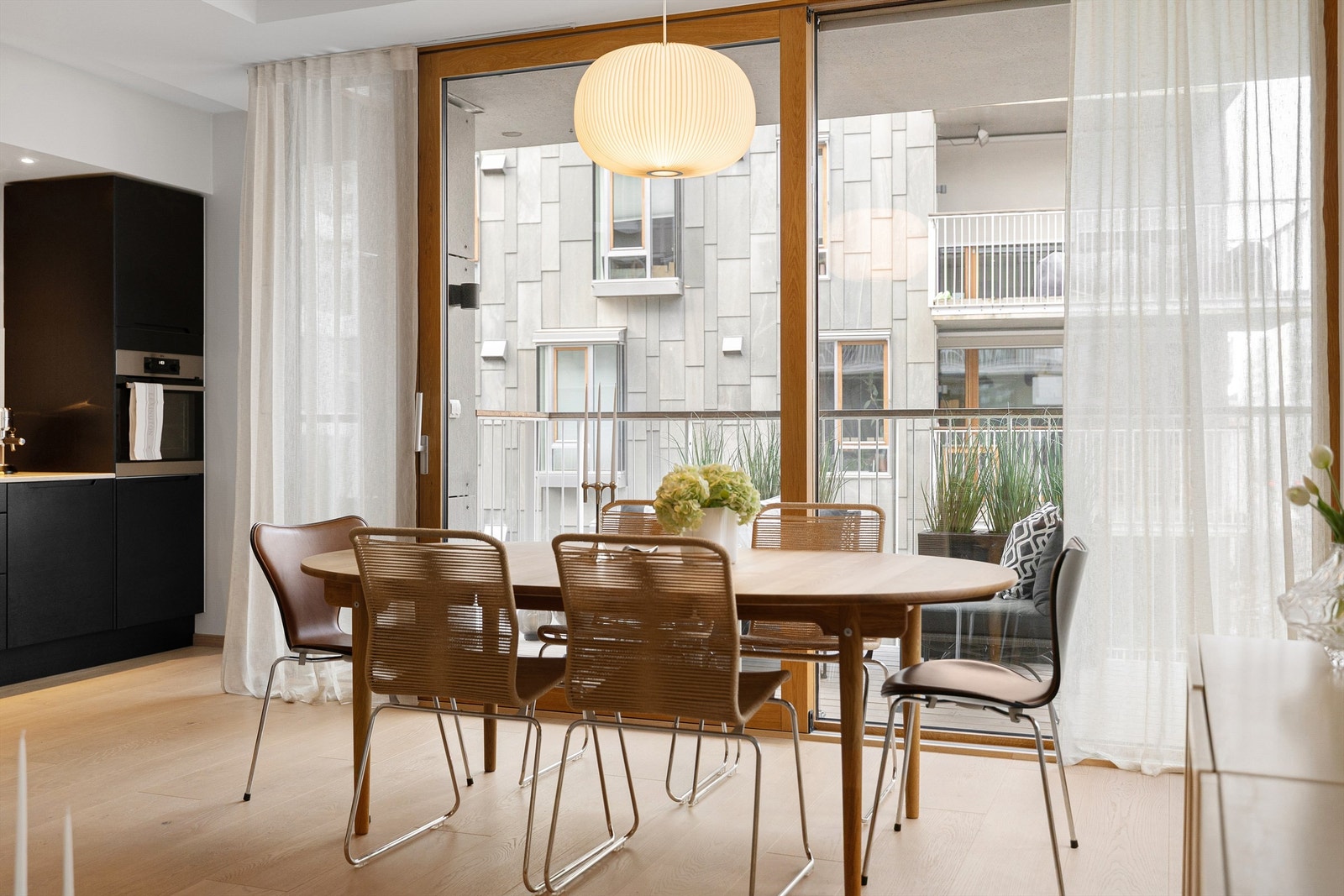 Plass til stor spisegruppe Galleribilde