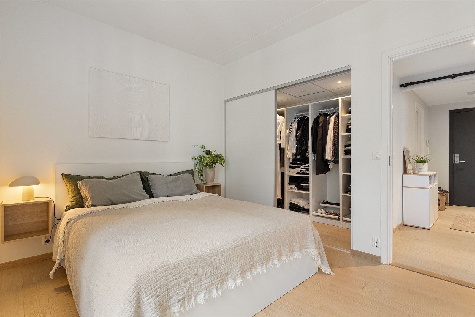 I tilknytning til soverommet er det en egen innvendig bod med skyvedører som kan fungere som en praktisk "walk-in". Galleribilde