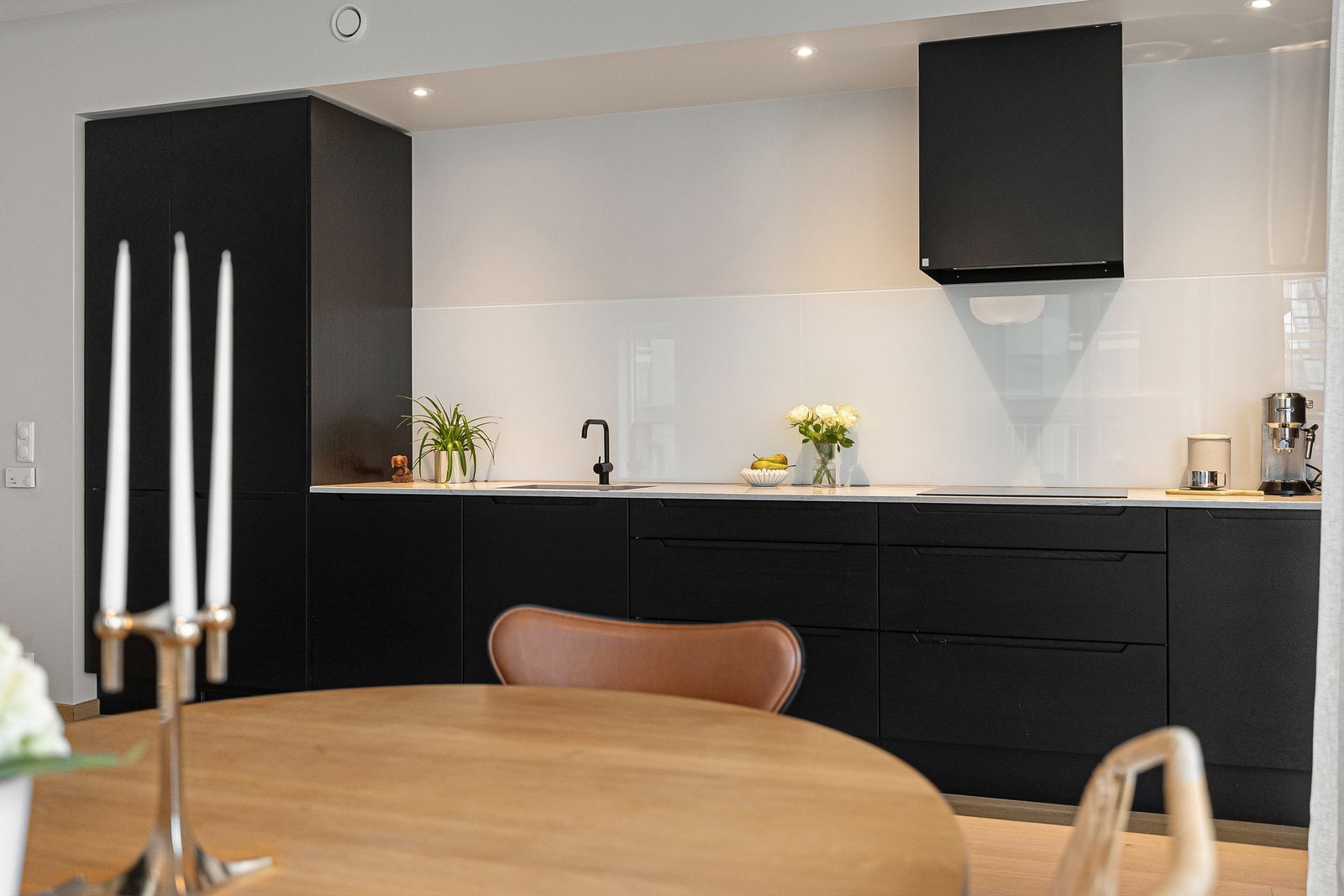 Leiligheten har et lekkert kjøkken fra HTH med åpen løsning i stuen. Galleribilde