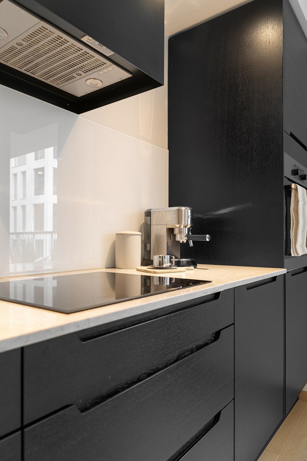 Skapinnredningen er stilren og det er mye oppbevaringsplass. Moderne, glatte fronter med grepskanter gir kjøkkenet en tidsriktig fremtoning. Galleribilde