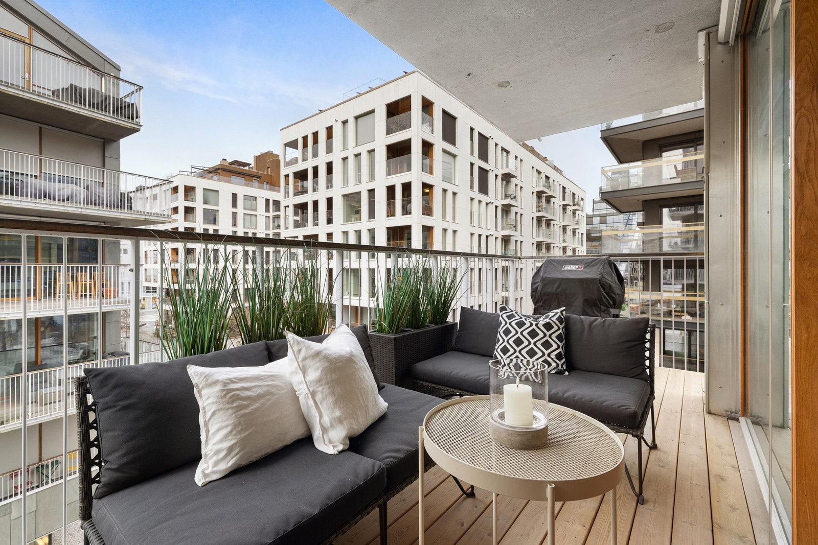 Vestvendt balkong på 12 m² med gode solfhorhold og utsikt til vannet. Galleribilde