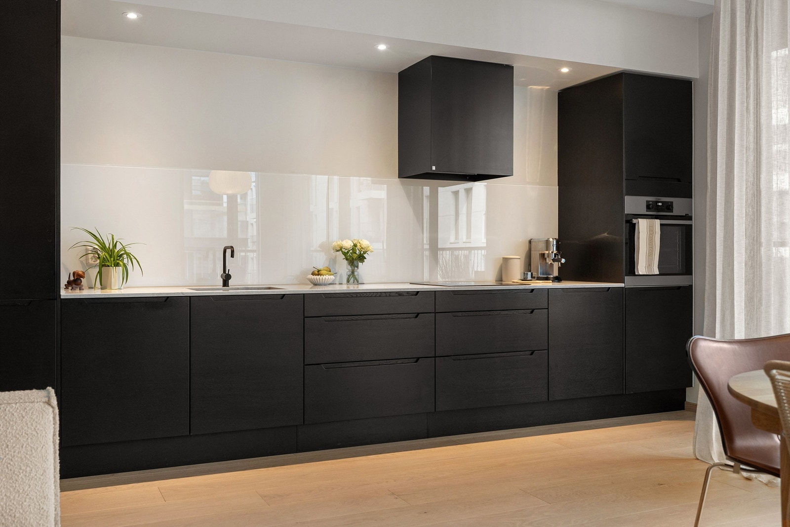 Integrerte hvitevarer som induksjonsplatetopp, stekeovn, oppvaskmaskin og kjøl/fryseskap følger med. Galleribilde