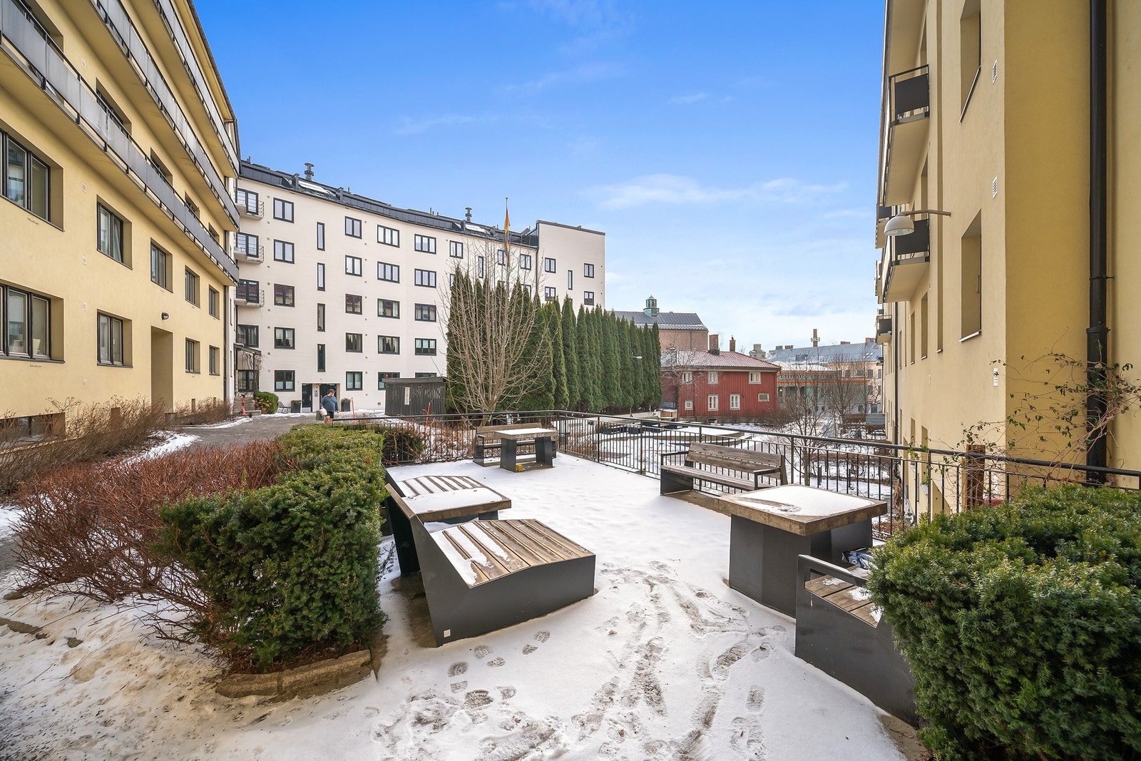 Borettslaget har flere hyggelige sittegupper i felles bakgård Galleribilde