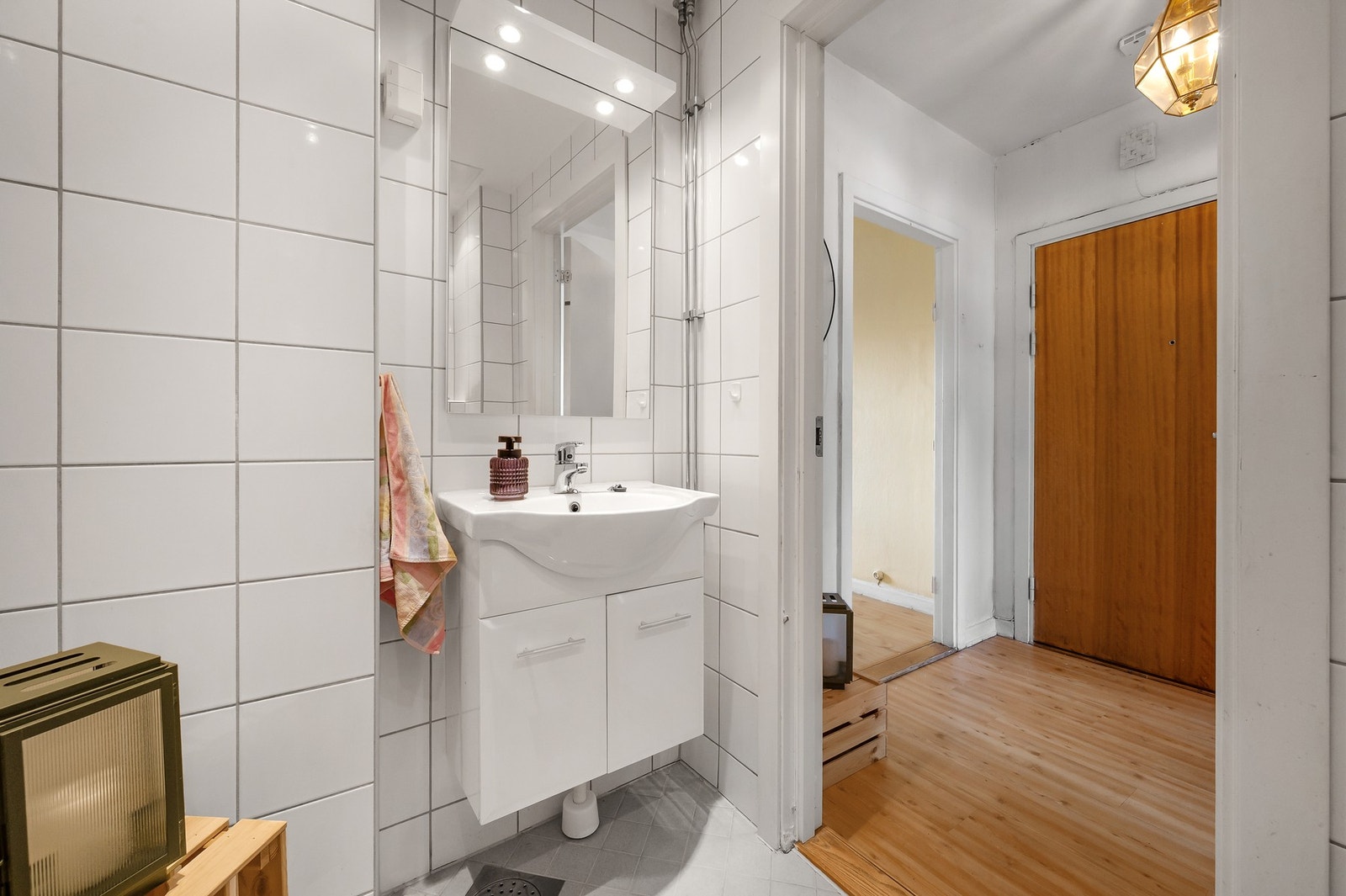 Enkel baderomsinnredning med heldekkende servant med ettgreps blandebatteri. Galleribilde