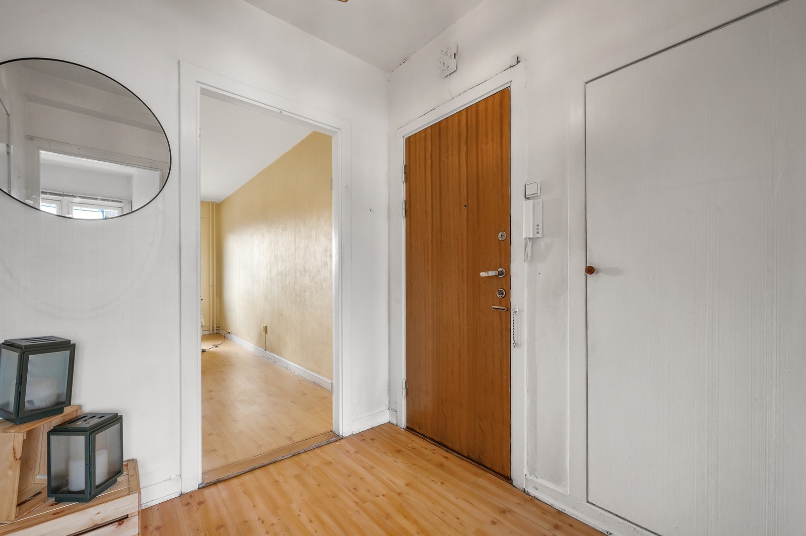 Romslig entré med portåpner som gjør det enkelt å slippe inn besøkende. Galleribilde