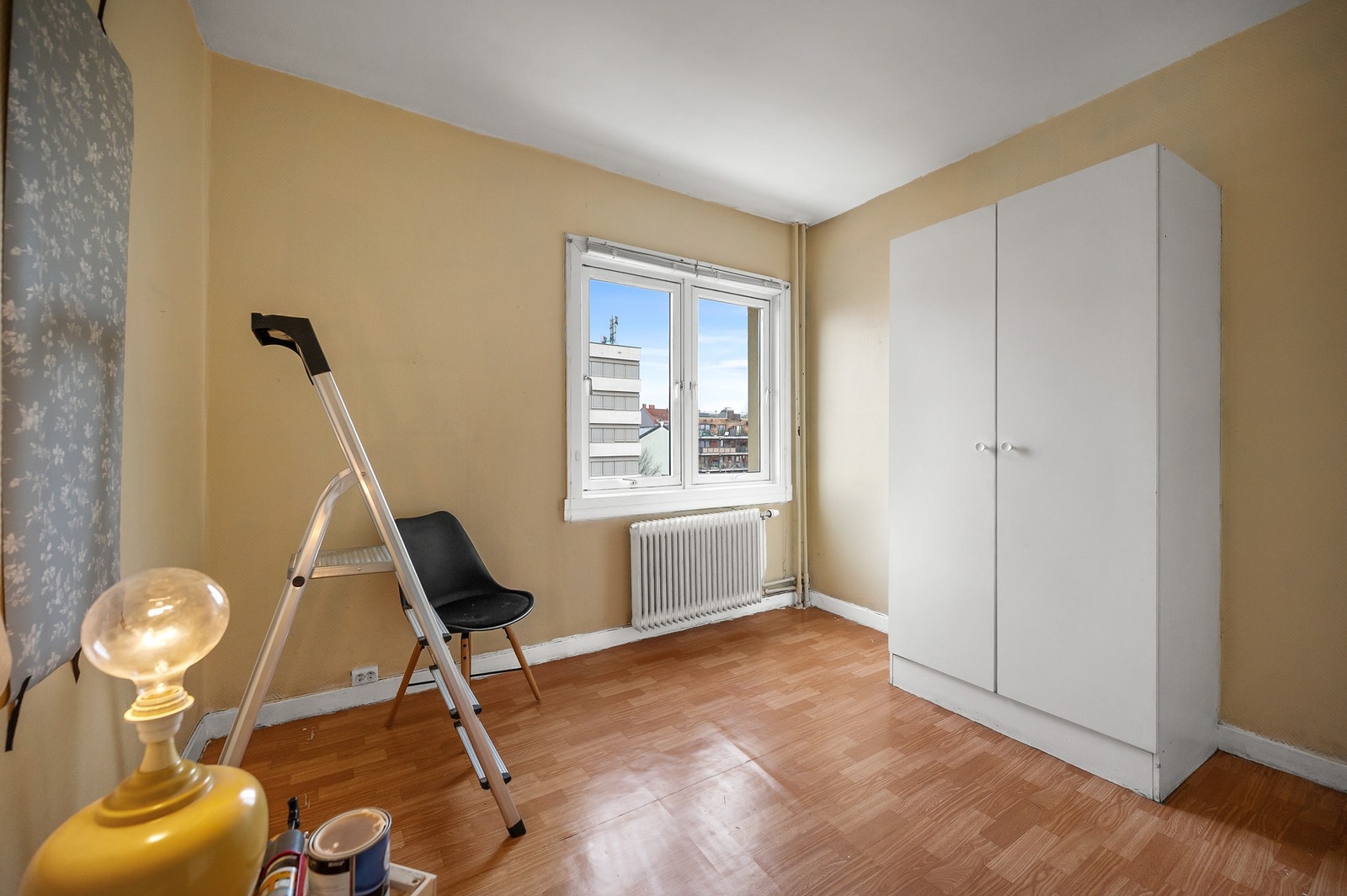 Romslig soverom med plass til seng, garderobeskap og annen ønsket møblering Galleribilde