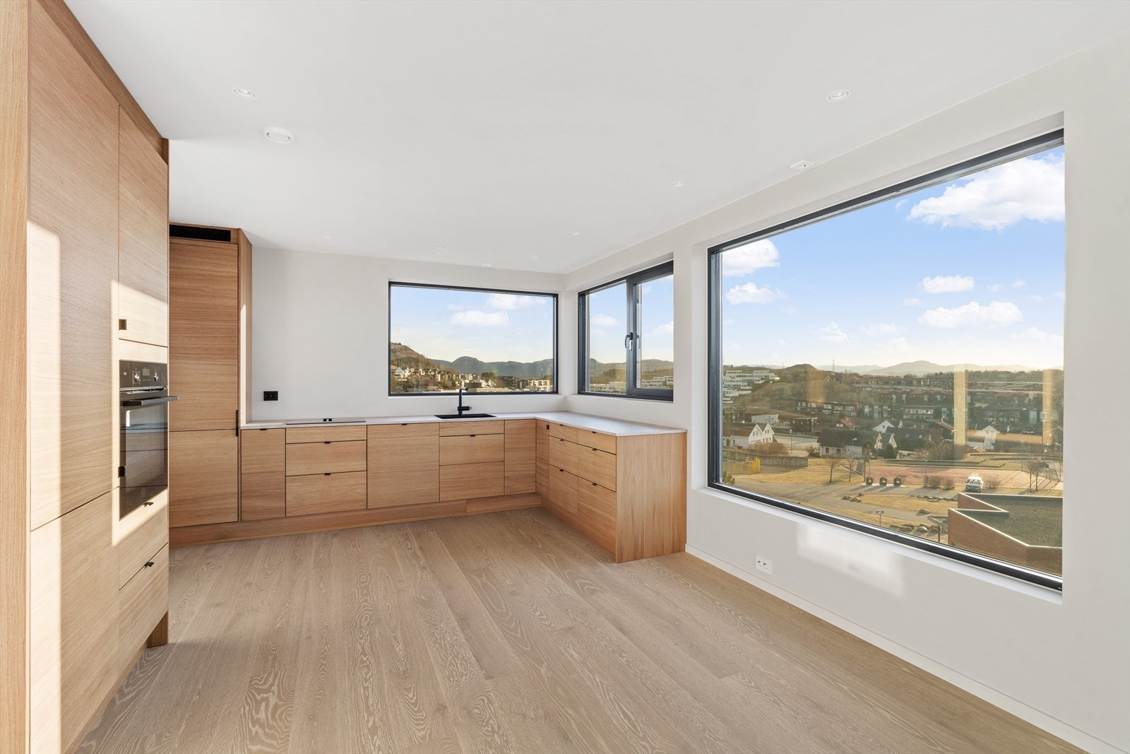 Utsikt fra kjøkken og stue Galleribilde