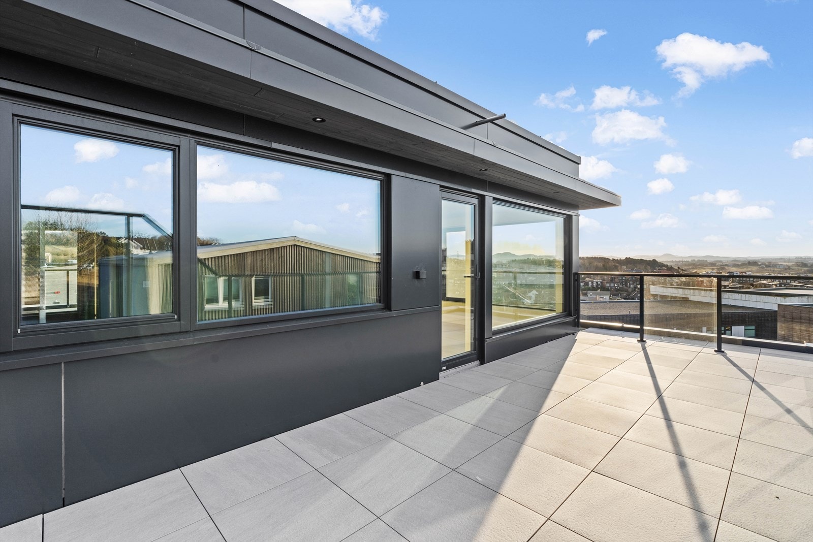 Fanstasisk og stor takterrasse Galleribilde