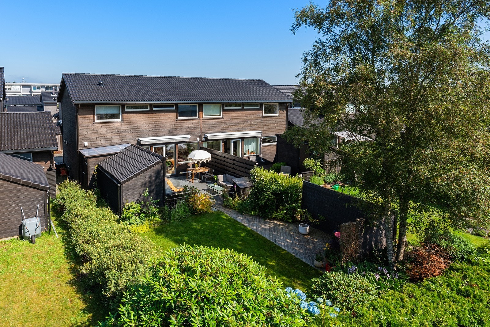 Boligen ligger i et meget attraktivt og barnevennlig boligområde. Tjensvolltorget med matbutikk og treningssenter ligger innen 1 minutters gangavstand Galleribilde