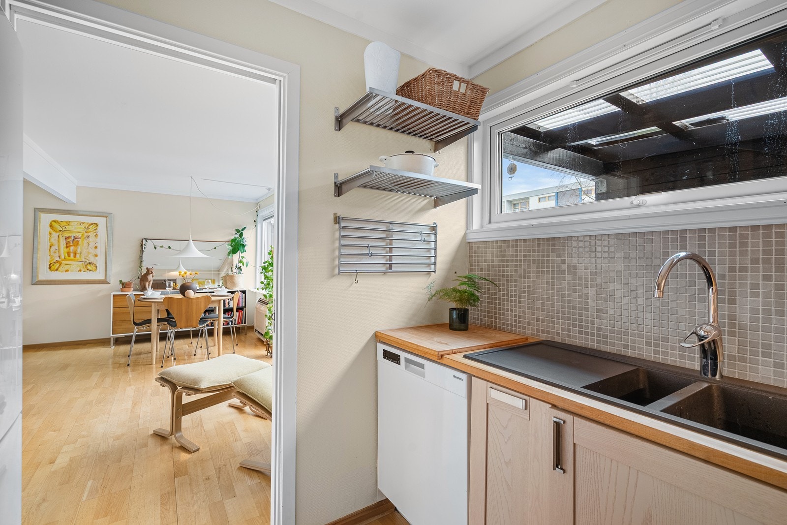 Vindu over kjøkkenbenk gir fint lys inn Galleribilde