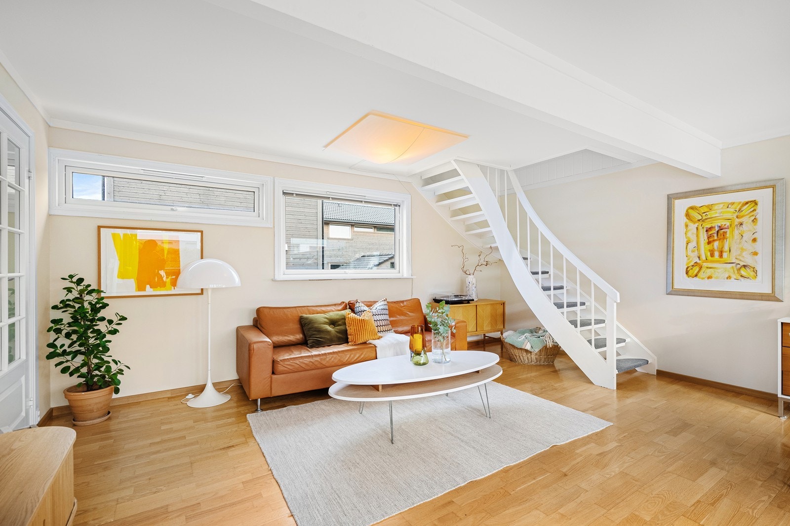 Fra stuen er det trapp opp til 2 soverom, bad, walk in closet og bod Galleribilde