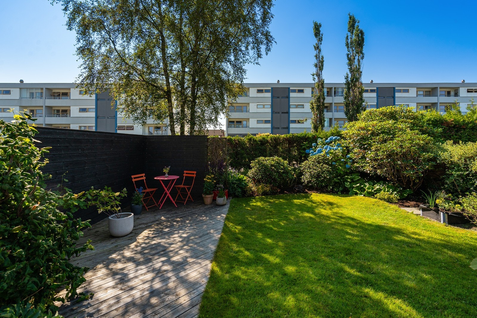 Her sitter en usjenert og kan flytte seg etter hvor solen er Galleribilde