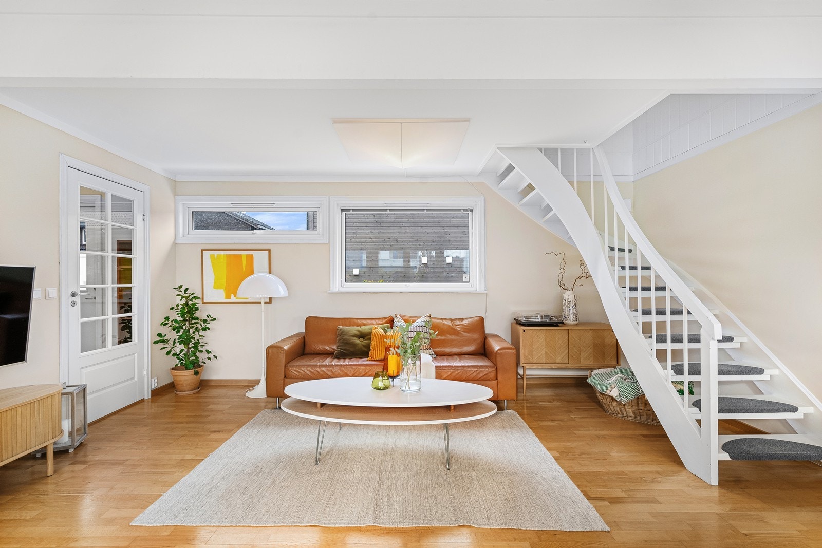 Veggene er sparklet og malt i nyere tid og det er nyere guvlister av eik Galleribilde