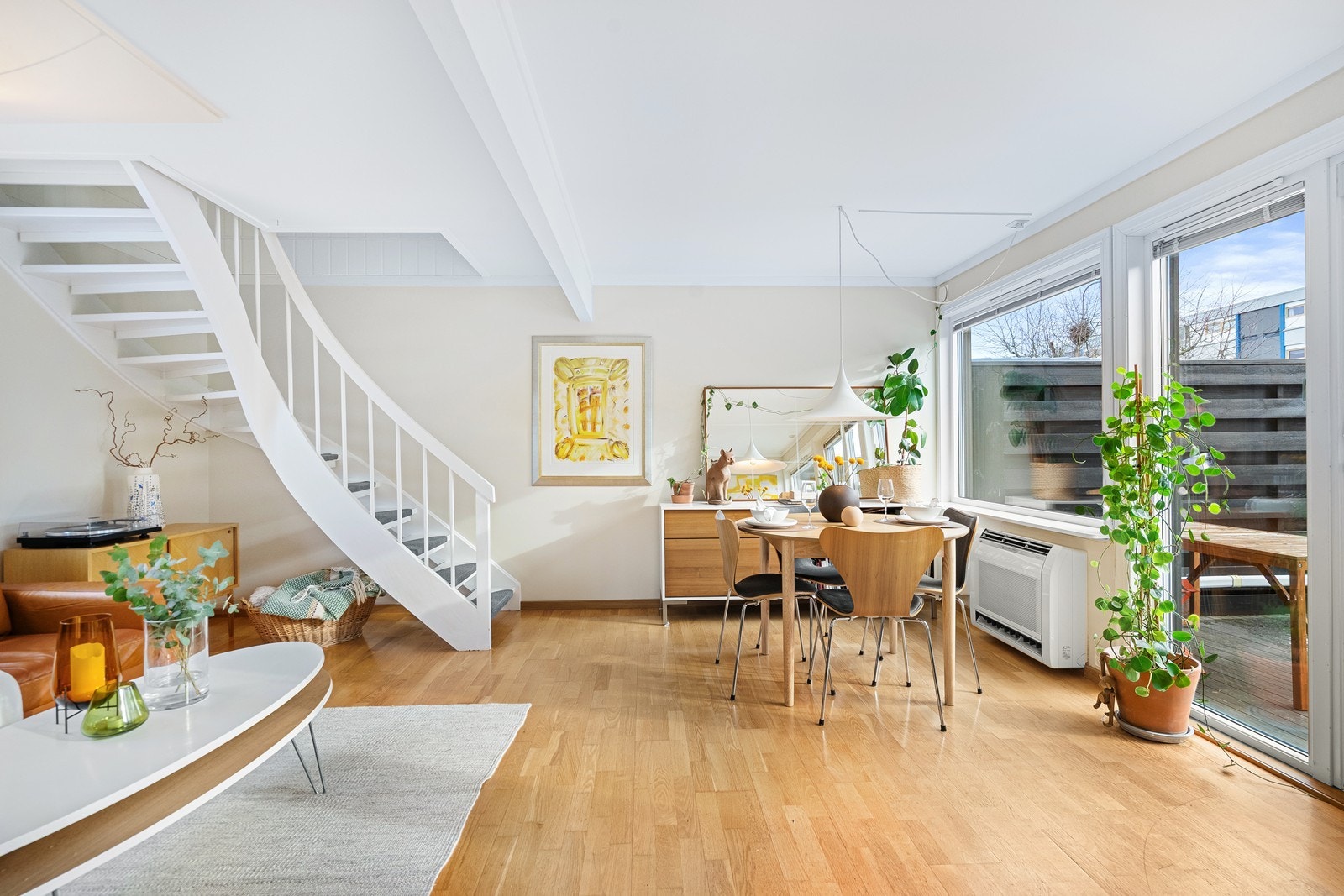 I stuen er det god plass til både sofagruppe og spisebord Galleribilde