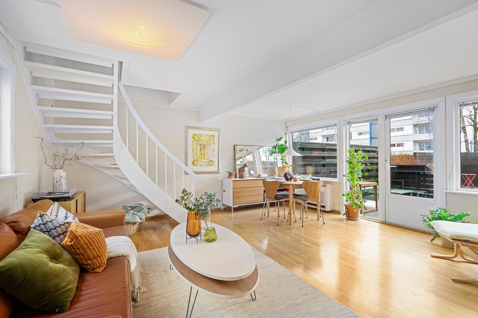 Stue med lyse vegger og parkett på gulv Galleribilde