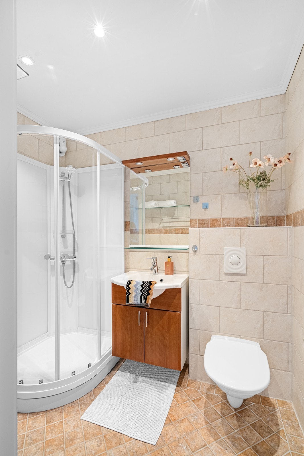 Pent helfliset bad med ledlys i tak, vegghengt toalett og varme i gulv Galleribilde