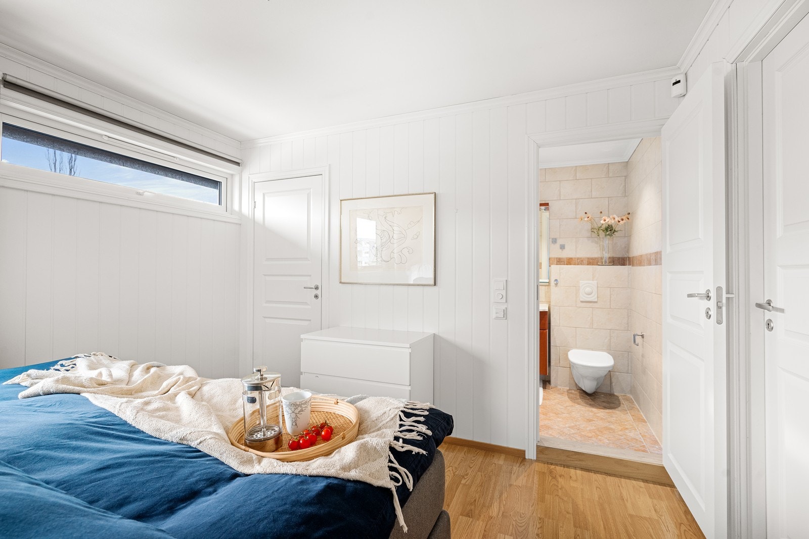 Fra hovedsoverommet er det direkte inngang til bad og walk in closet Galleribilde