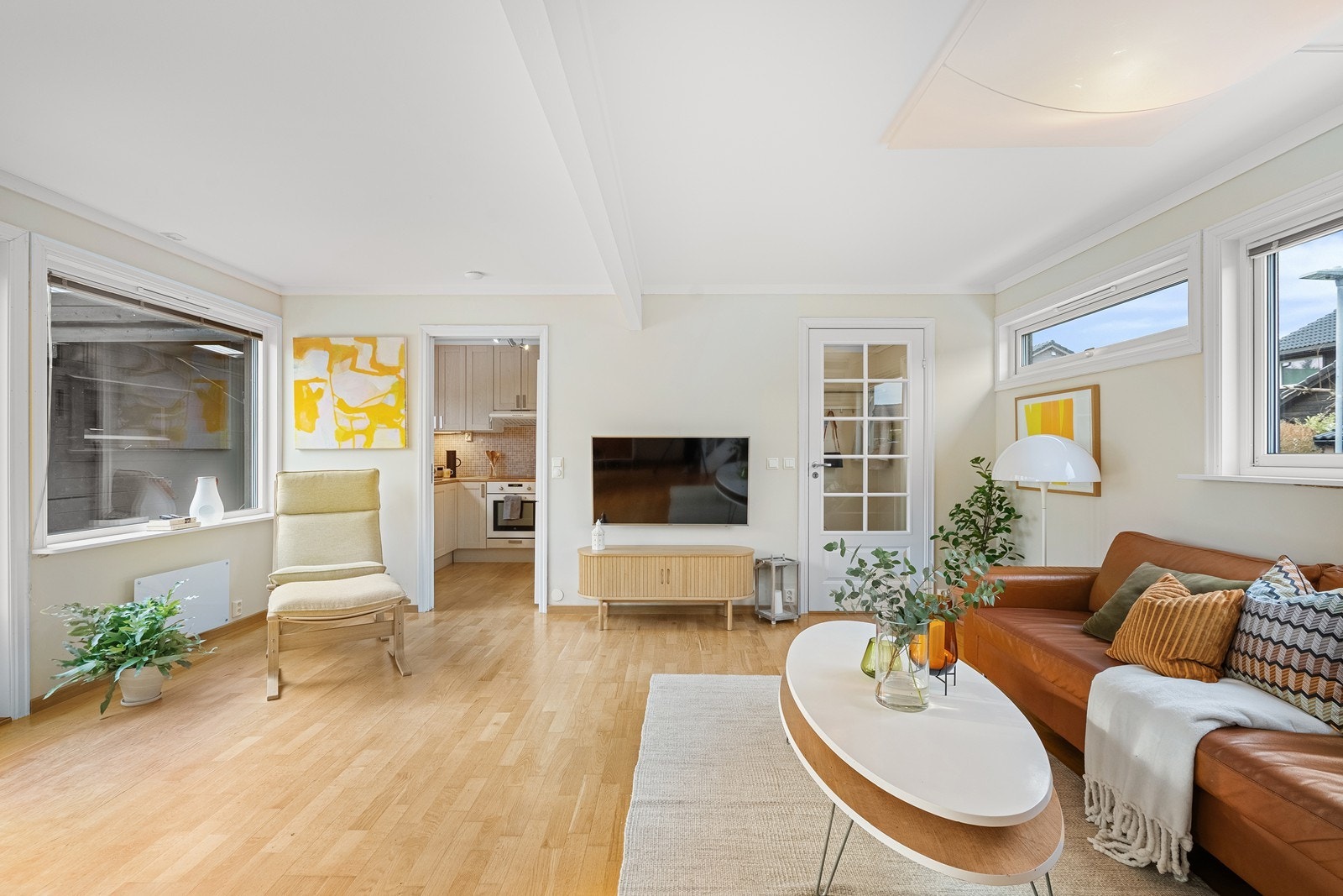 Fra stuen er det skyvedør inn til kjøkkenet som lett kan skille de to rommene fra hverandre Galleribilde